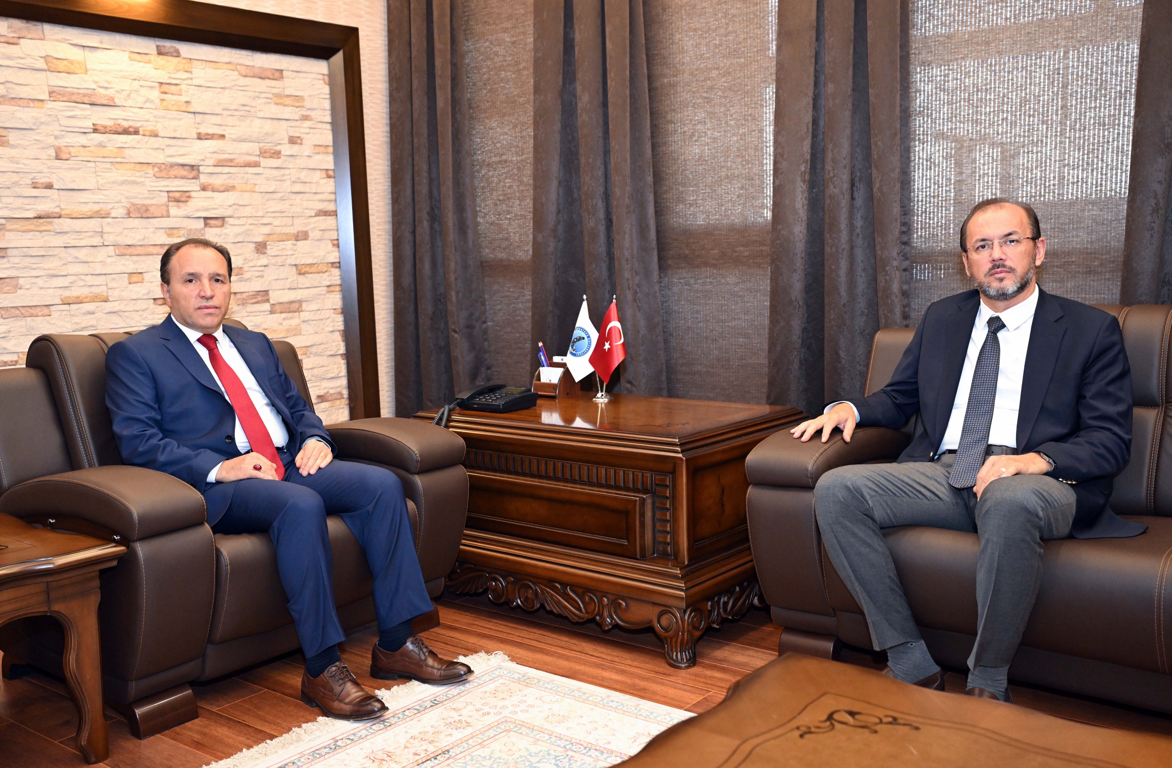 REKTÖR KARAKAŞ TAZİYELERİ KABUL EDİYOR