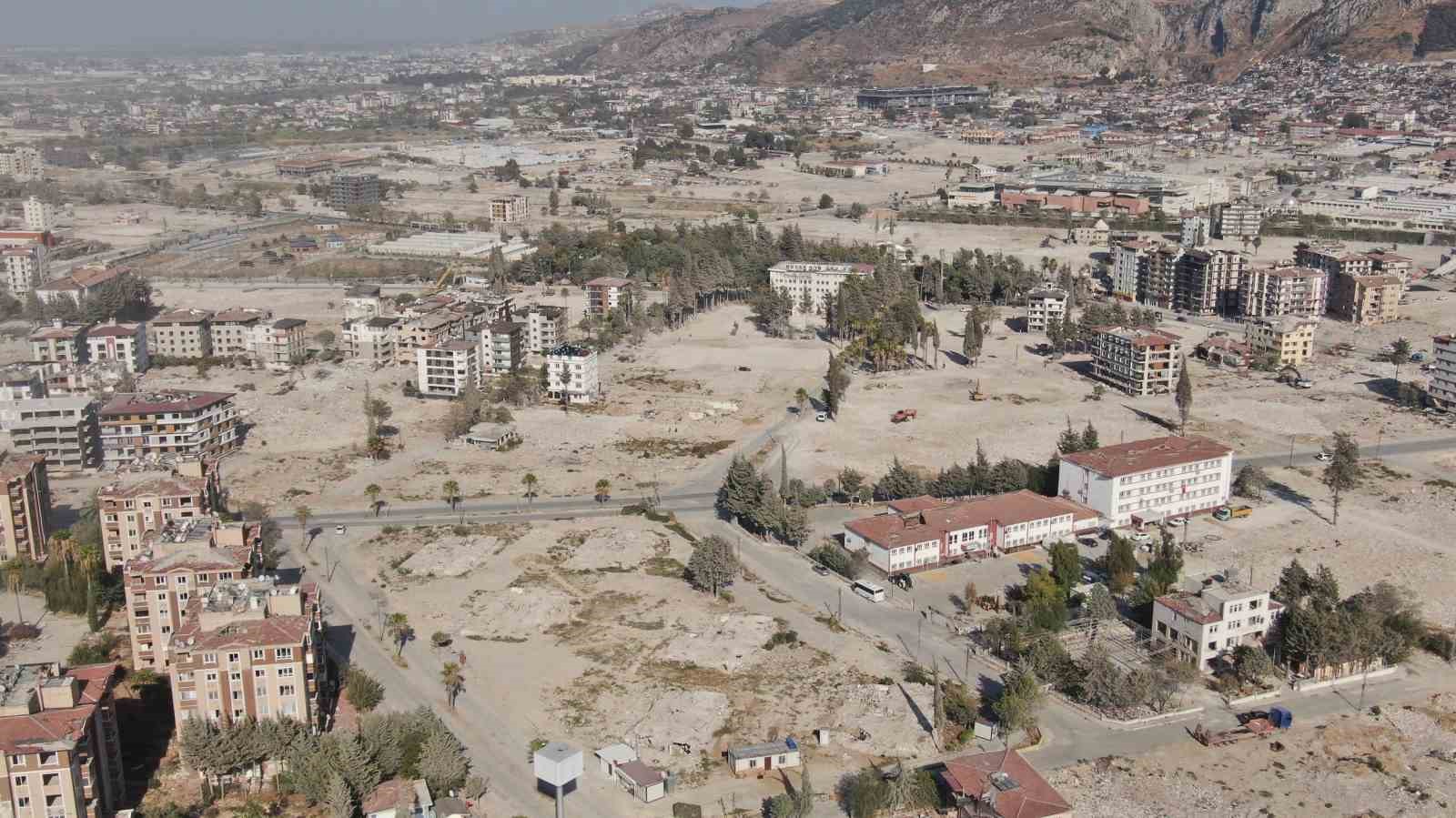 İŞLEK CADDELER ARAZİYE DÖNDÜ