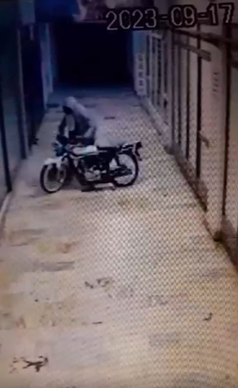 HIRSIZLIK ANI SANİYE SANİYE GÜVENLİK KAMERASINA YANSIDI
