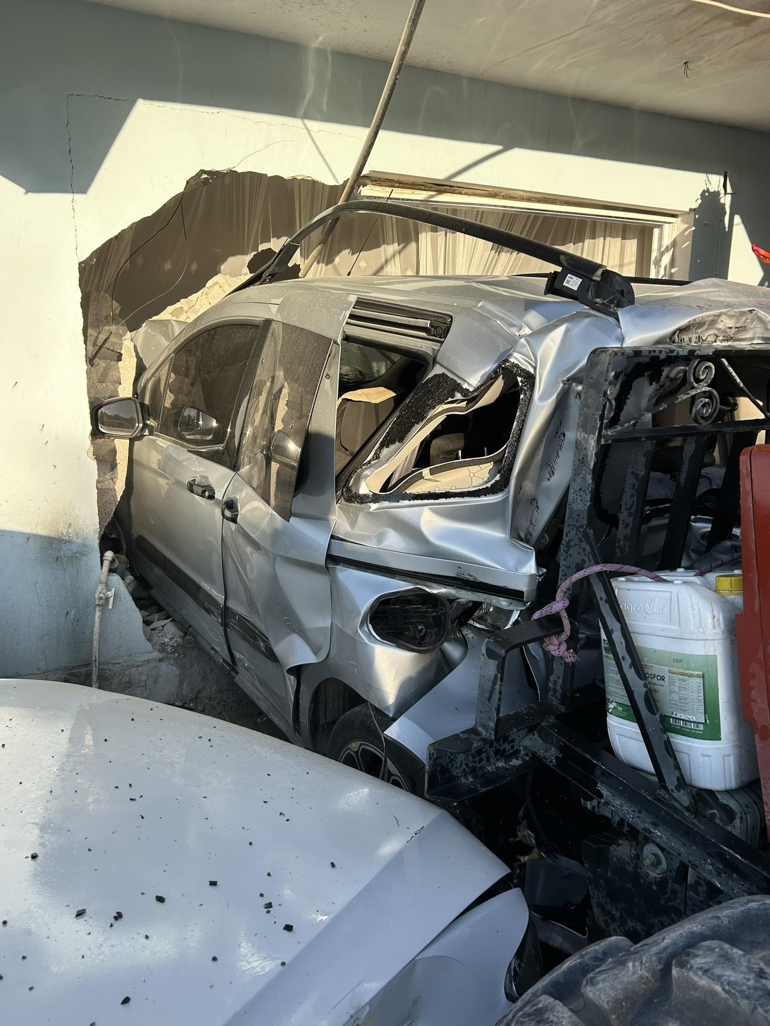 3 ARACI BİÇEN TAŞ YÜKLÜ TRAKTÖR EVİN DUVARINI YIKIP İÇERİ GİRDİ