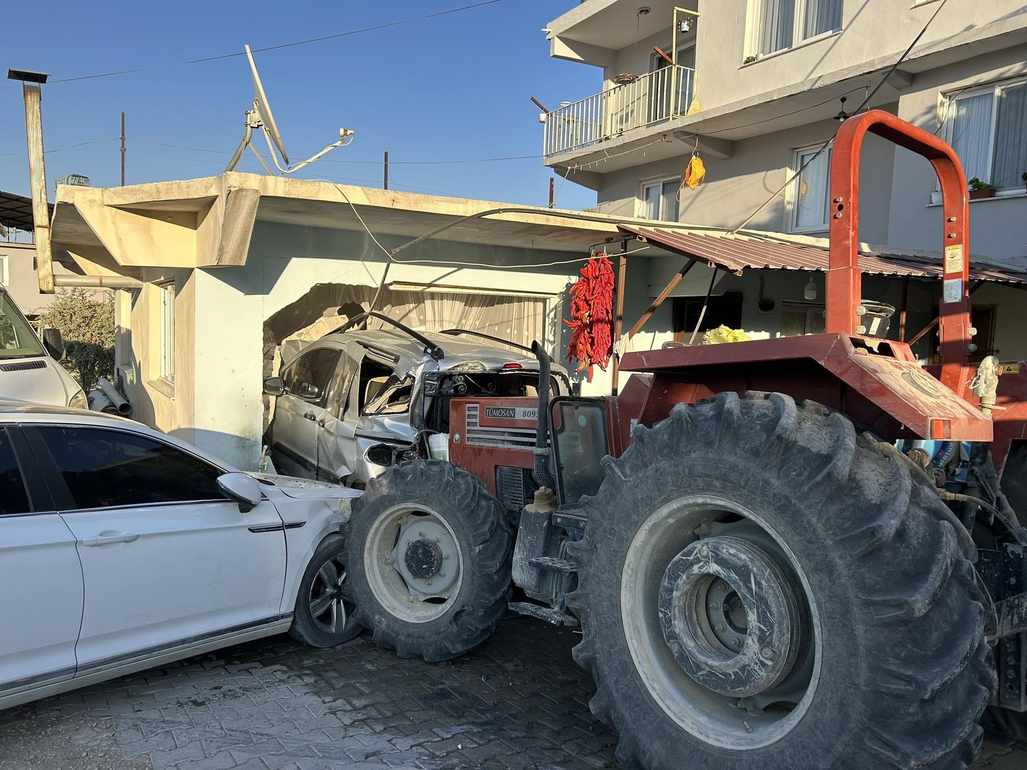 3 ARACI BİÇEN TAŞ YÜKLÜ TRAKTÖR EVİN DUVARINI YIKIP İÇERİ GİRDİ