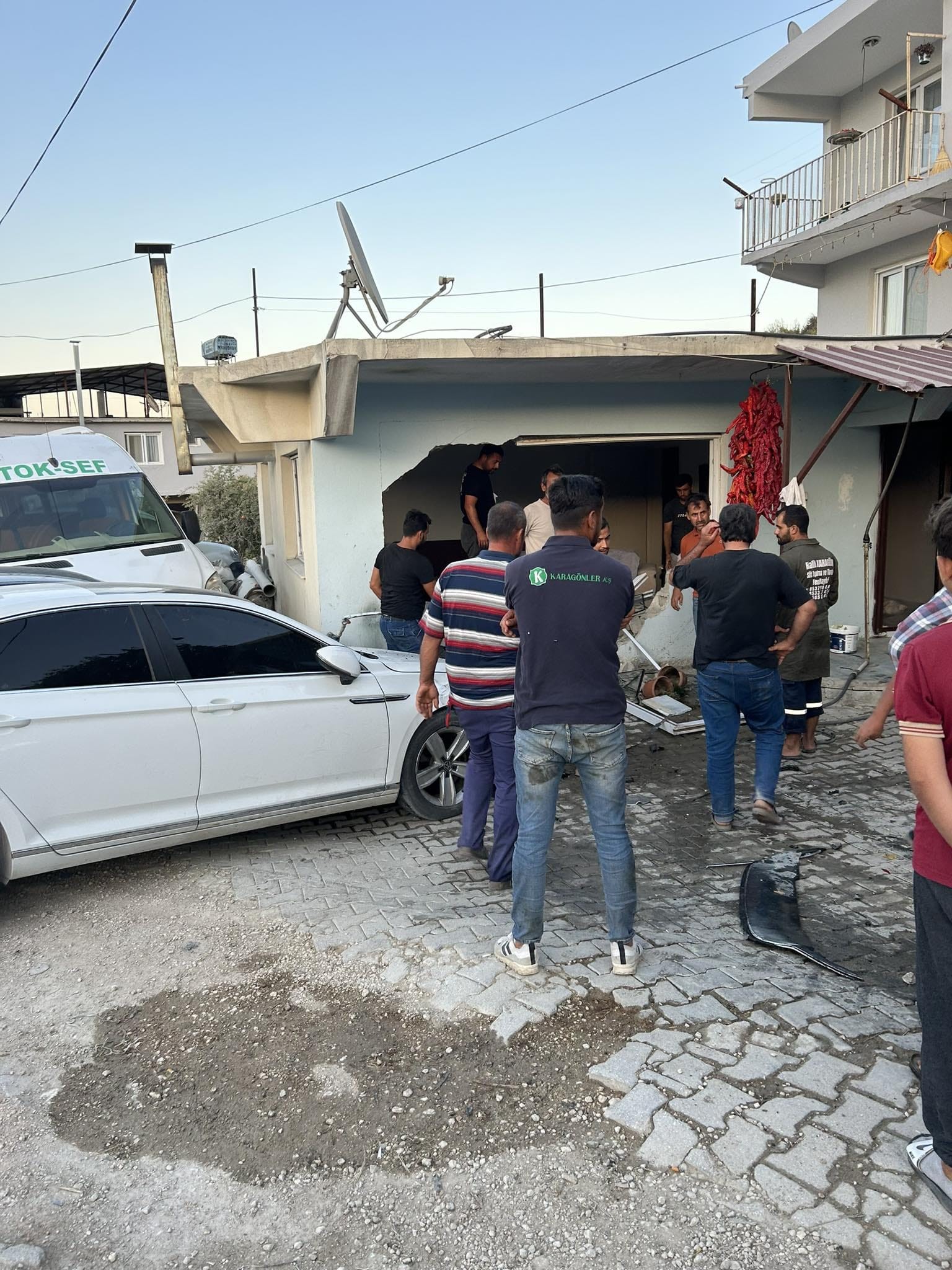 3 ARACI BİÇEN TAŞ YÜKLÜ TRAKTÖR EVİN DUVARINI YIKIP İÇERİ GİRDİ