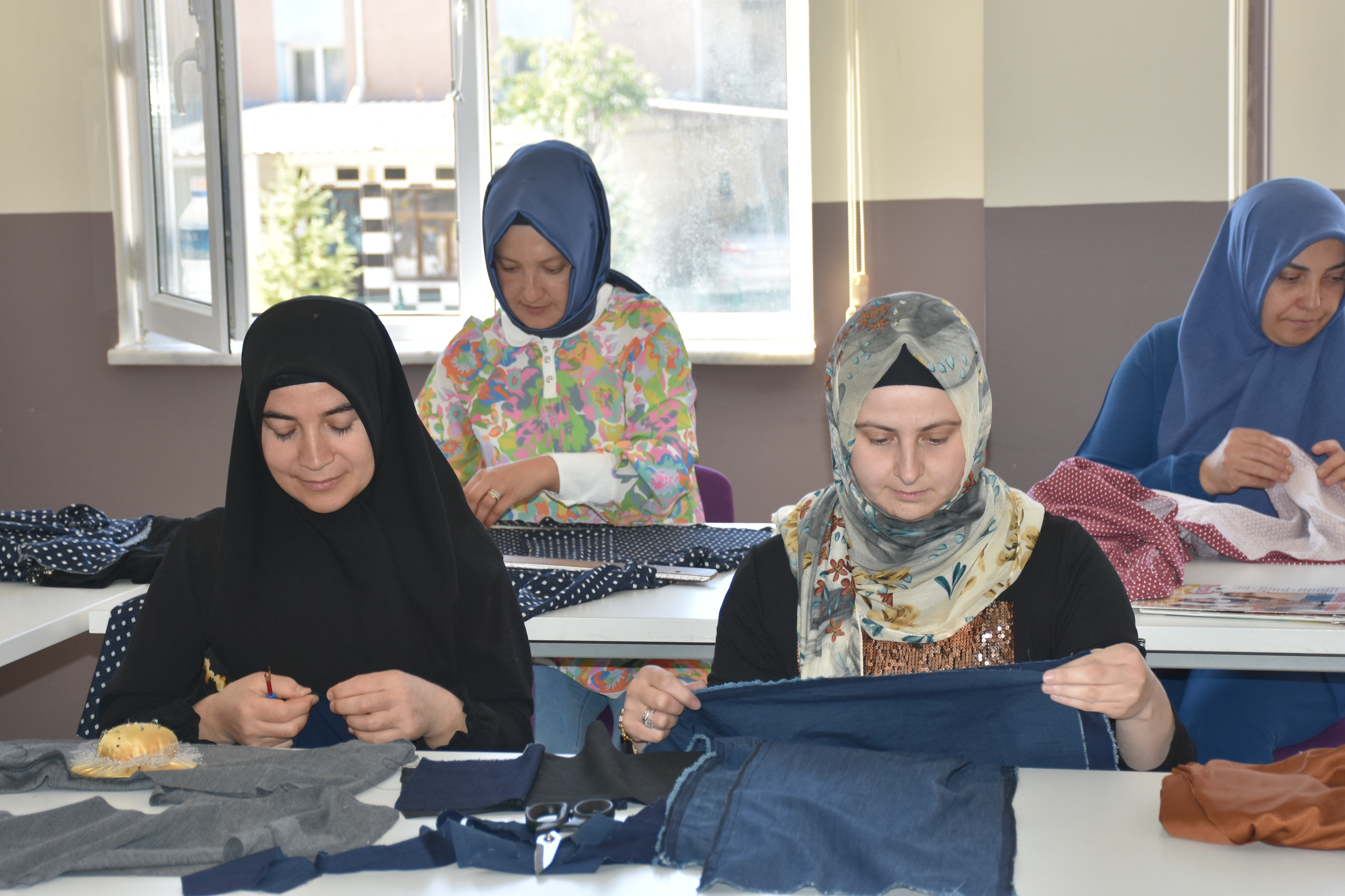DİKİŞ NAKIŞ KURSLARI AFYONKARAHİSARLI KADINLARA GELİR KAPISI OLDU