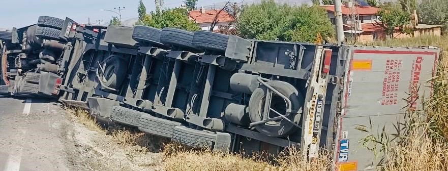 TIR ŞARAMPOLE DEVRİLDİ