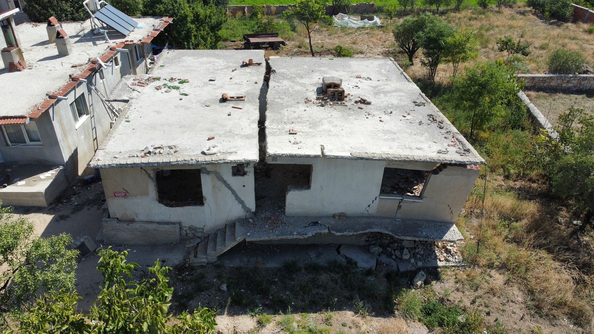 FAY HATTININ ÜZERİNE YAPILAN BİNALAR HARABEYE DÖNDÜ