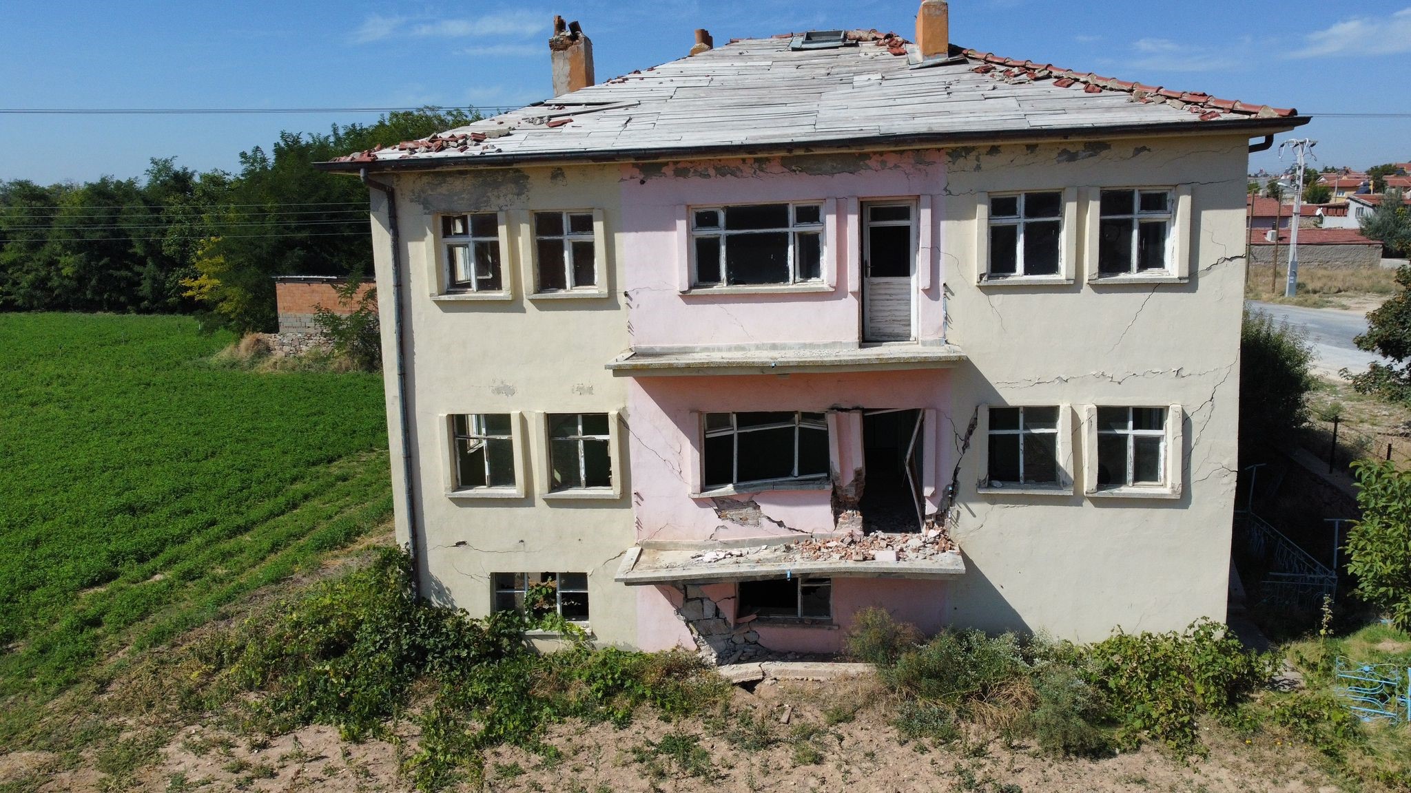 FAY HATTININ ÜZERİNE YAPILAN BİNALAR HARABEYE DÖNDÜ