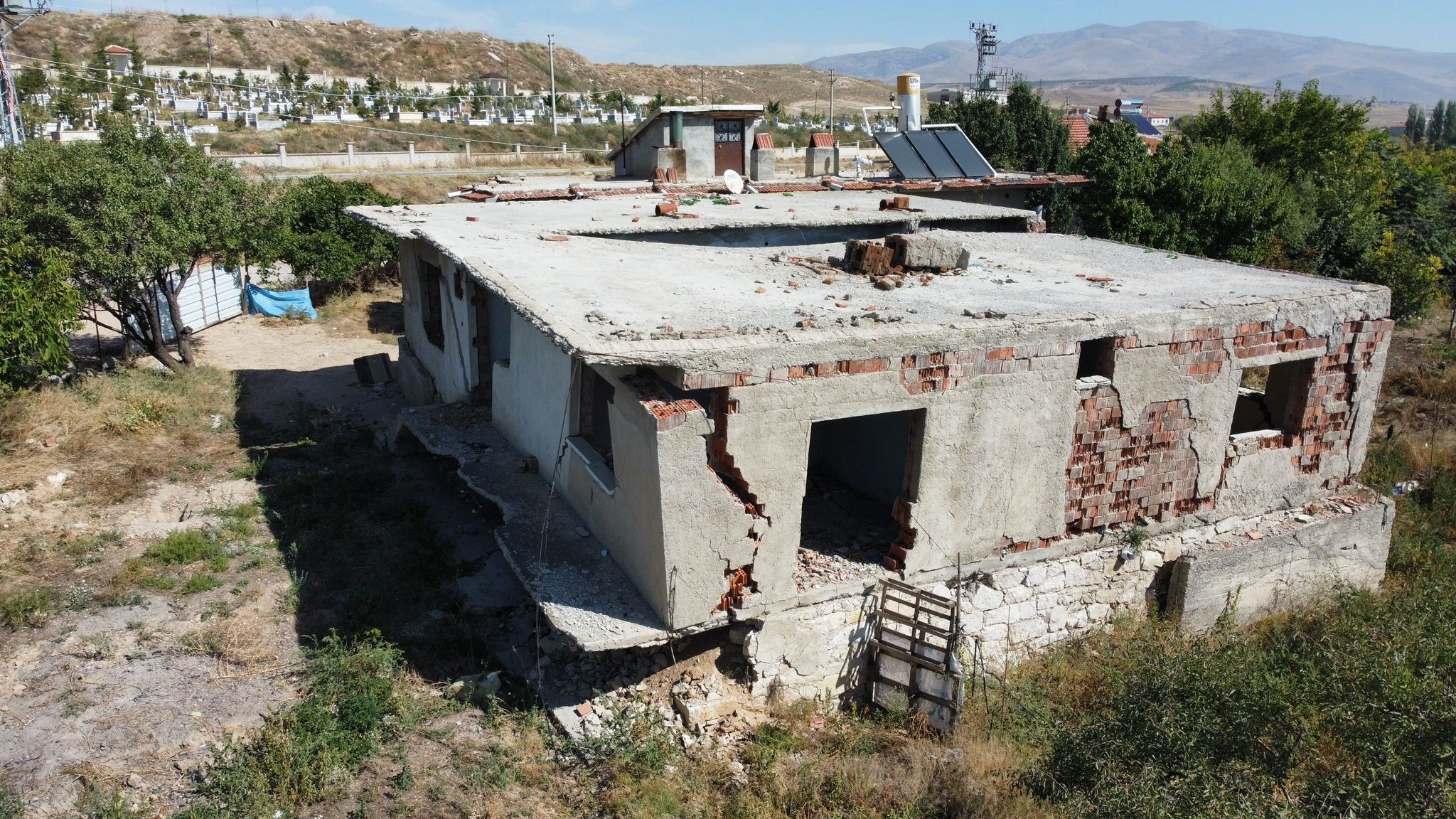 FAY HATTININ ÜZERİNE YAPILAN BİNALAR HARABEYE DÖNDÜ