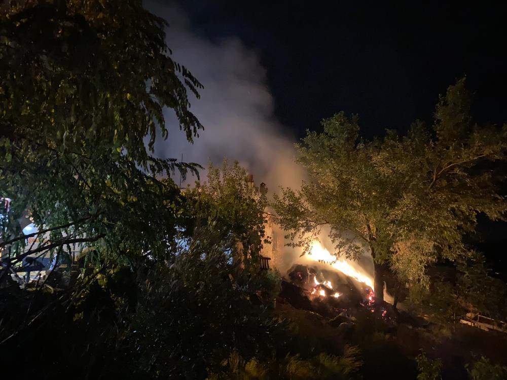 YILDIRIM DÜŞEN EV ALEV ALEV YANDI
