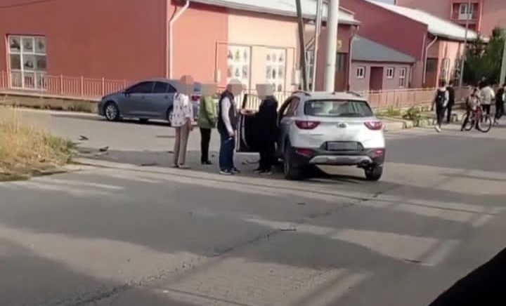 OKUL YOLUNDA OTOMOBİL VE MOTOSİKLET ÇARPIŞTI
