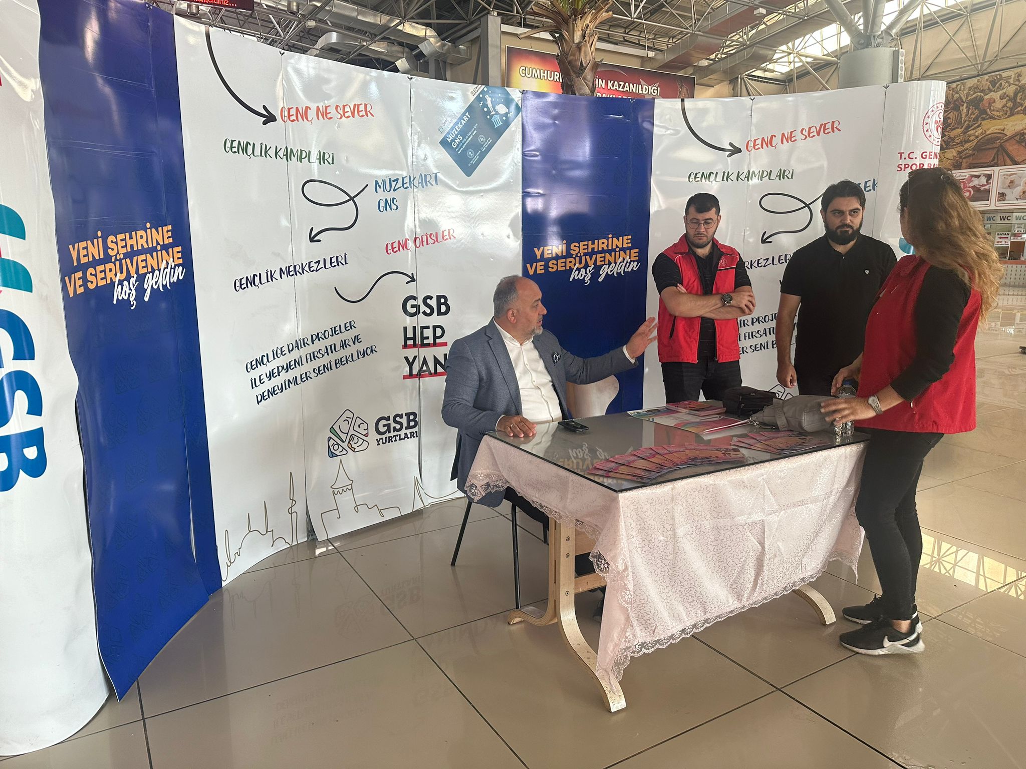 İL MÜDÜRÜ KASAPOĞLU, ÜNİVERSİTE ÖĞRENCİLERİNİ OTOGARDA KARŞILADI