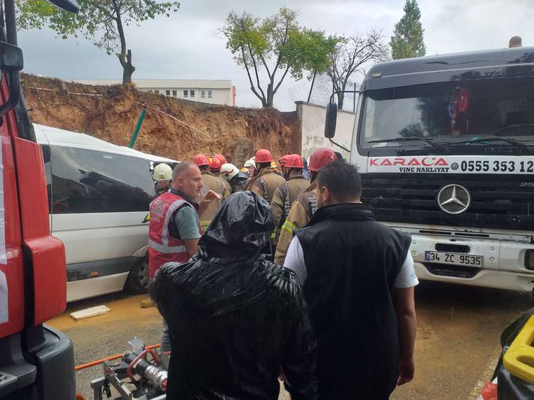 İSTİNAT DUVARI ÇÖKTÜ 2 ARAÇ ALTINDA KALDI