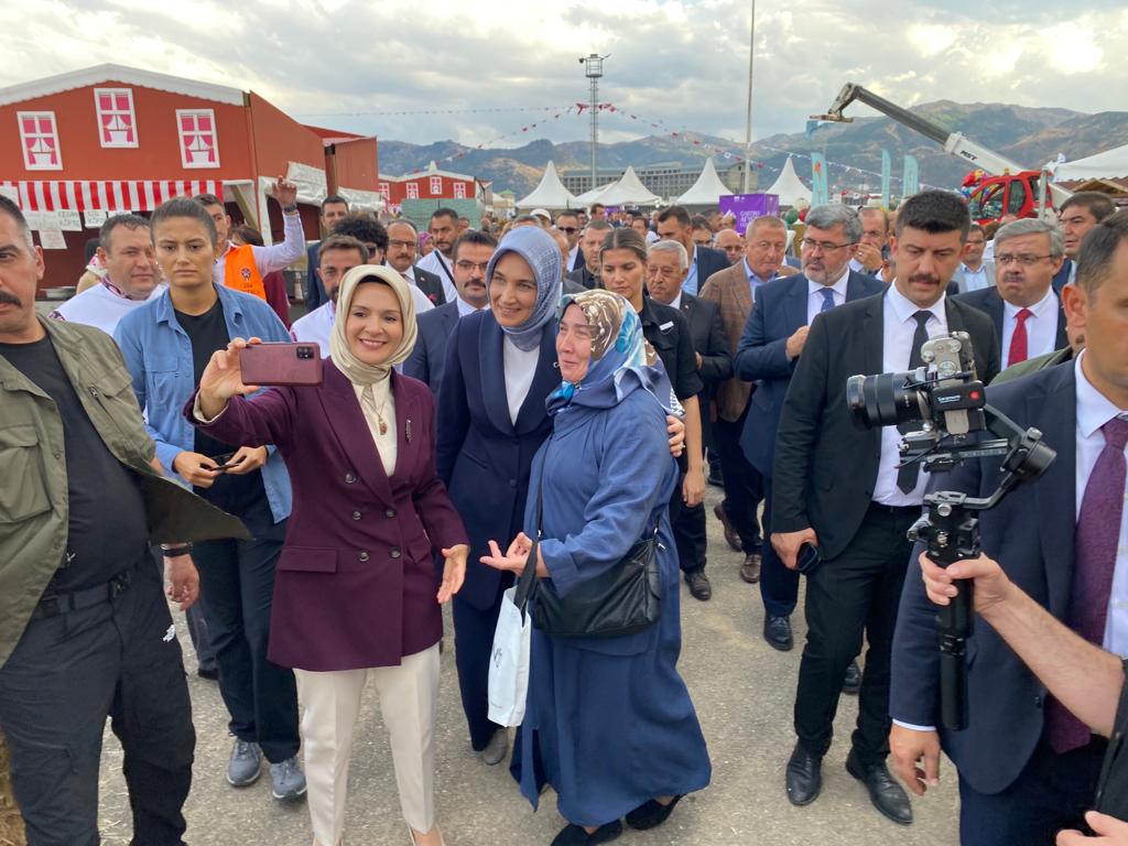 FESTİVAL ATEŞİNİ BAKAN YAKTI