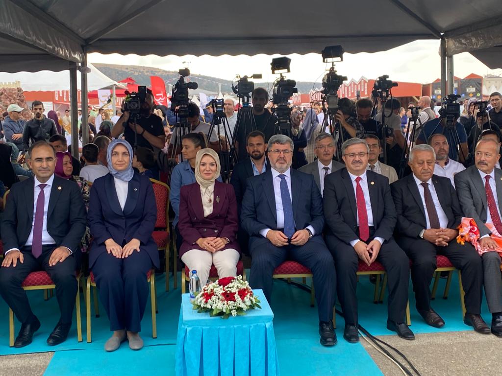 FESTİVAL ATEŞİNİ BAKAN YAKTI