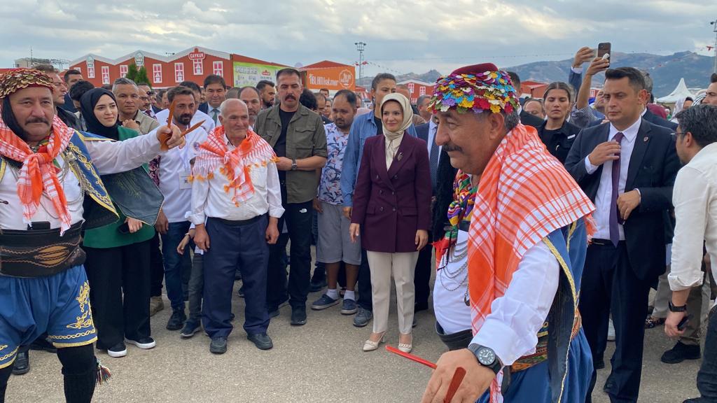 FESTİVAL ATEŞİNİ BAKAN YAKTI