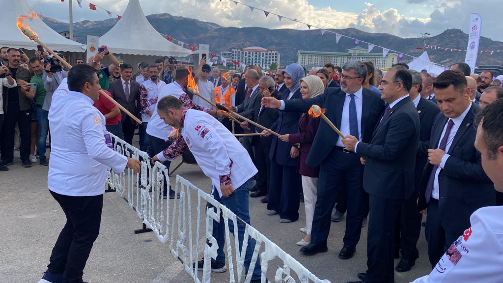 FESTİVAL ATEŞİNİ BAKAN YAKTI