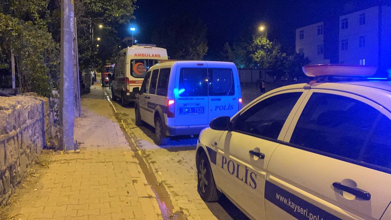 MAL PAYLAŞIMINA SİNİRLENDİ OTURDUĞU EVİ ATEŞE VERDİ