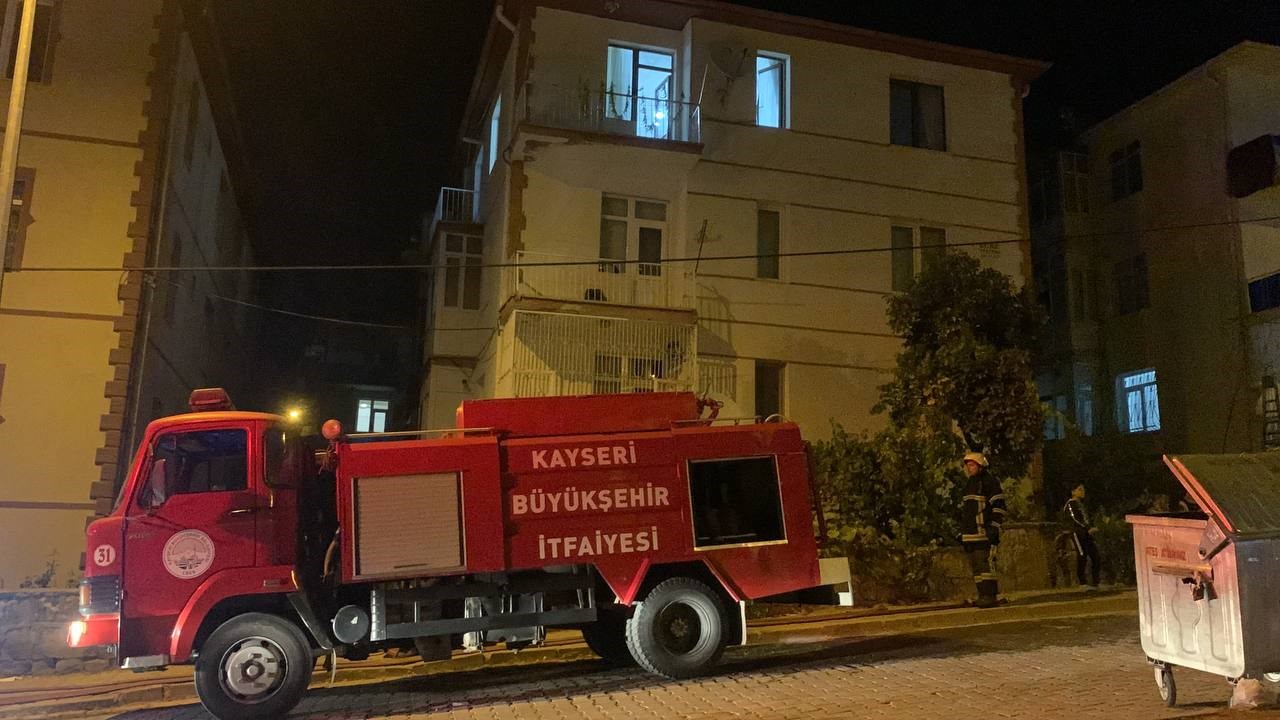 MAL PAYLAŞIMINA SİNİRLENDİ OTURDUĞU EVİ ATEŞE VERDİ