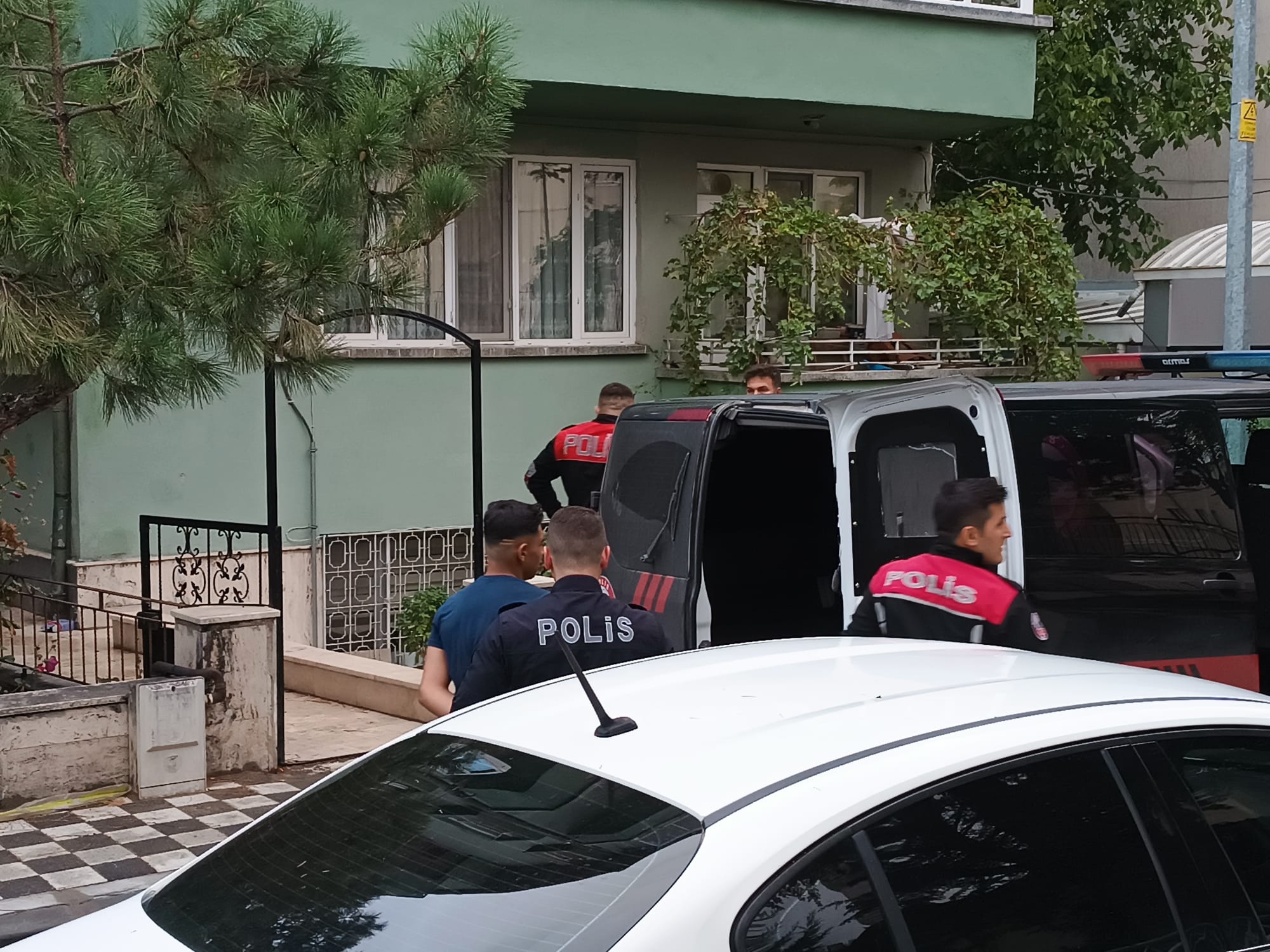 PARKTA POMPALI TÜFEK PANİĞİ
