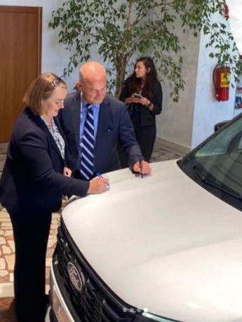 FABRİKA'YI ZİYARET EDEREK ÜRETİLEN İLK ARACI İMZALADILAR