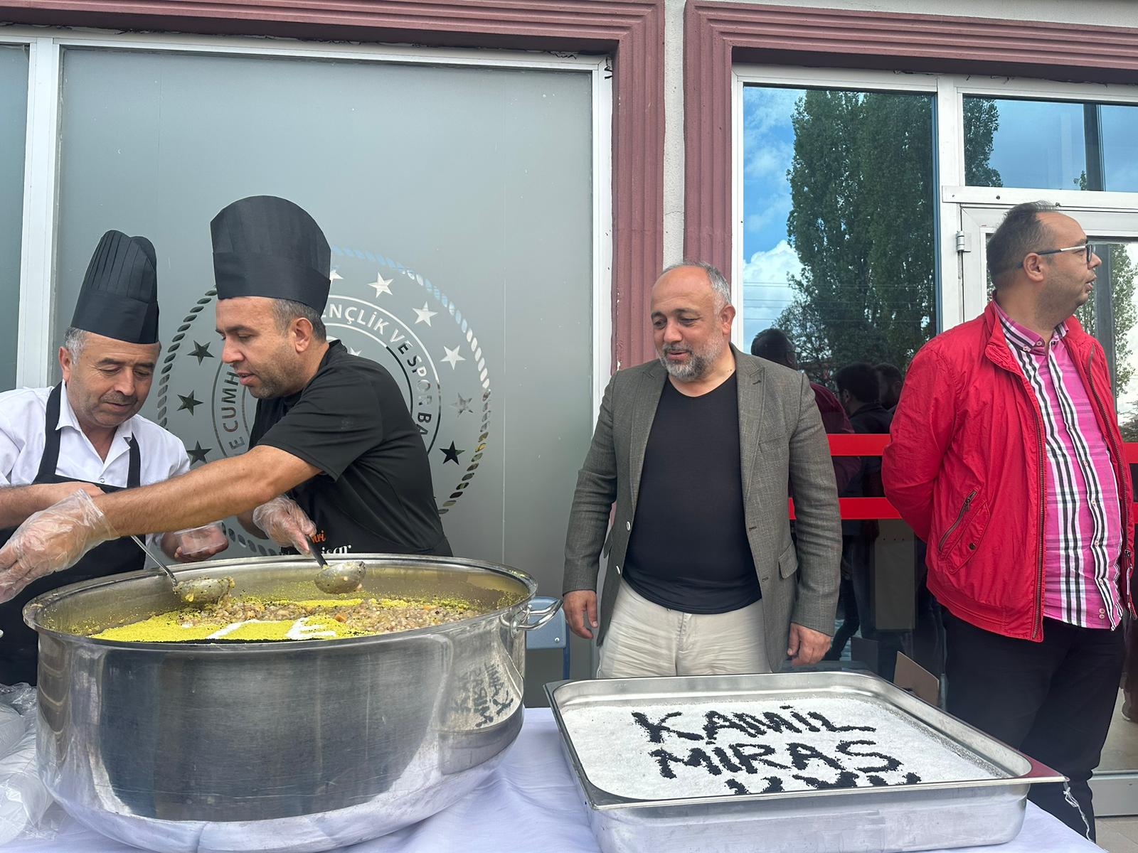 GENÇLİK SPOR İL MÜDÜRÜ KASAPOĞLU ÜNİVERSİTEYE YENİ YERLEŞEN AİLELERLE