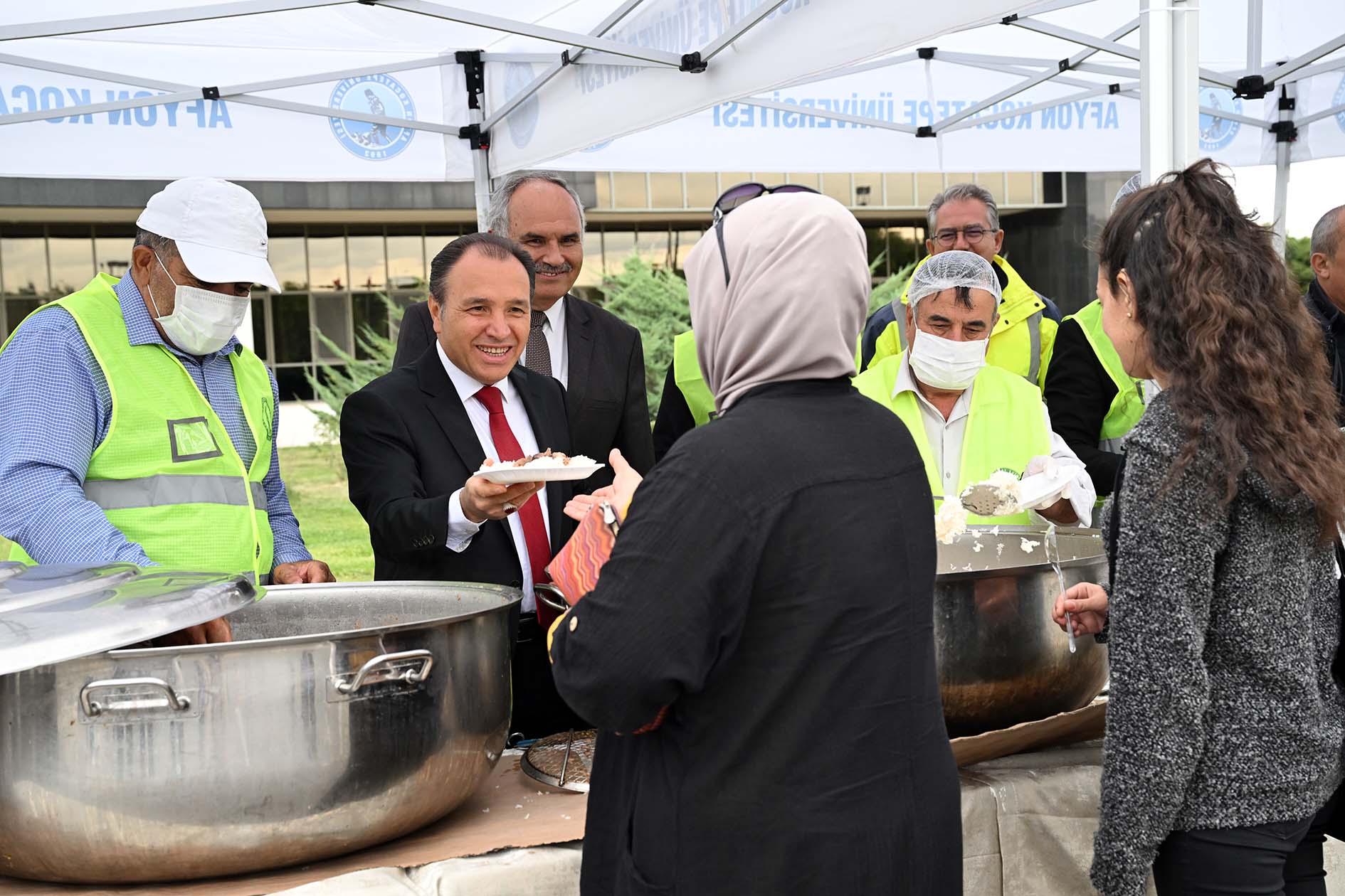 AKÜ, Öğrencilerine Etli Pilav İkram Ederek “Hoş Geldiniz” Dedi