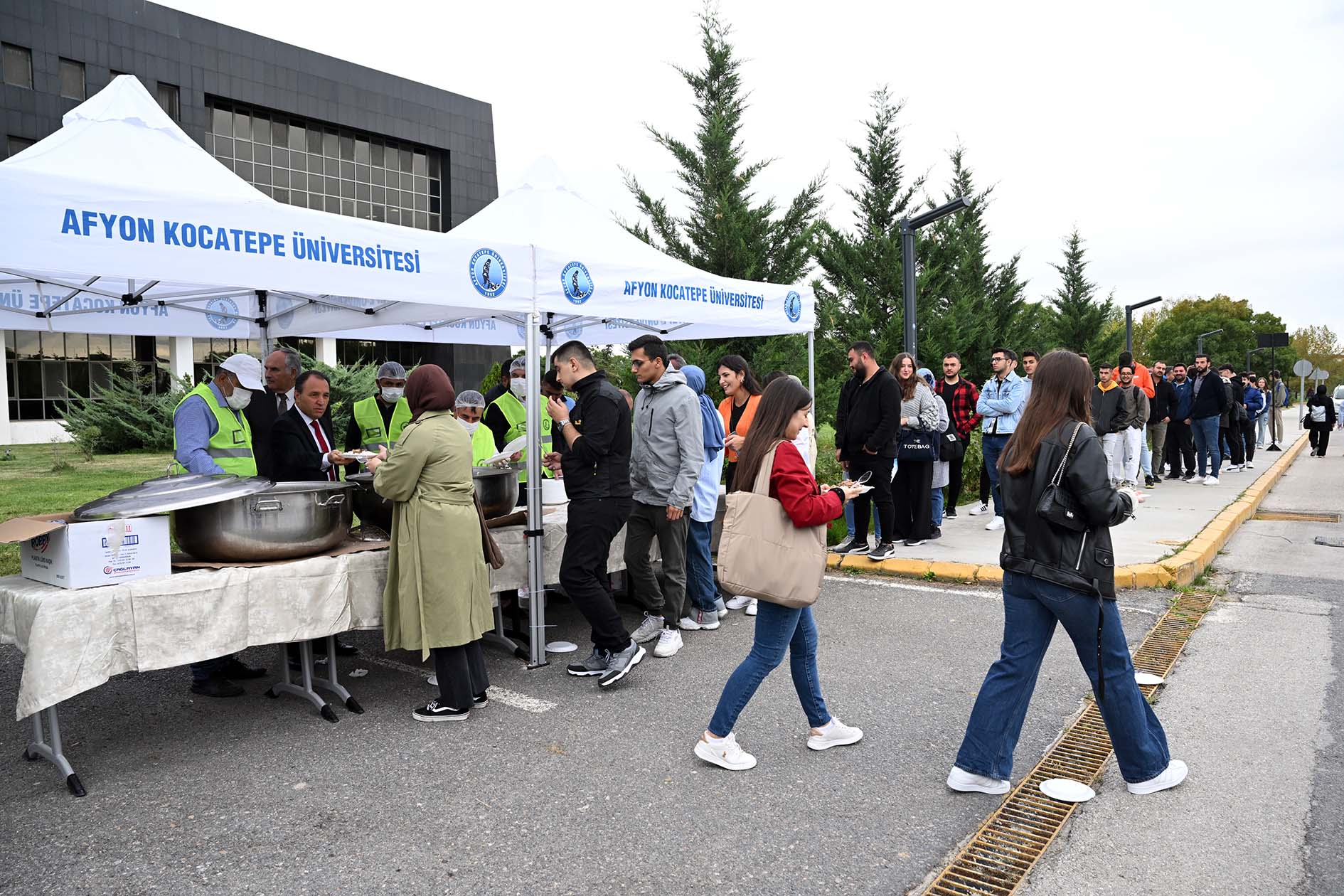 AKÜ, Öğrencilerine Etli Pilav İkram Ederek “Hoş Geldiniz” Dedi