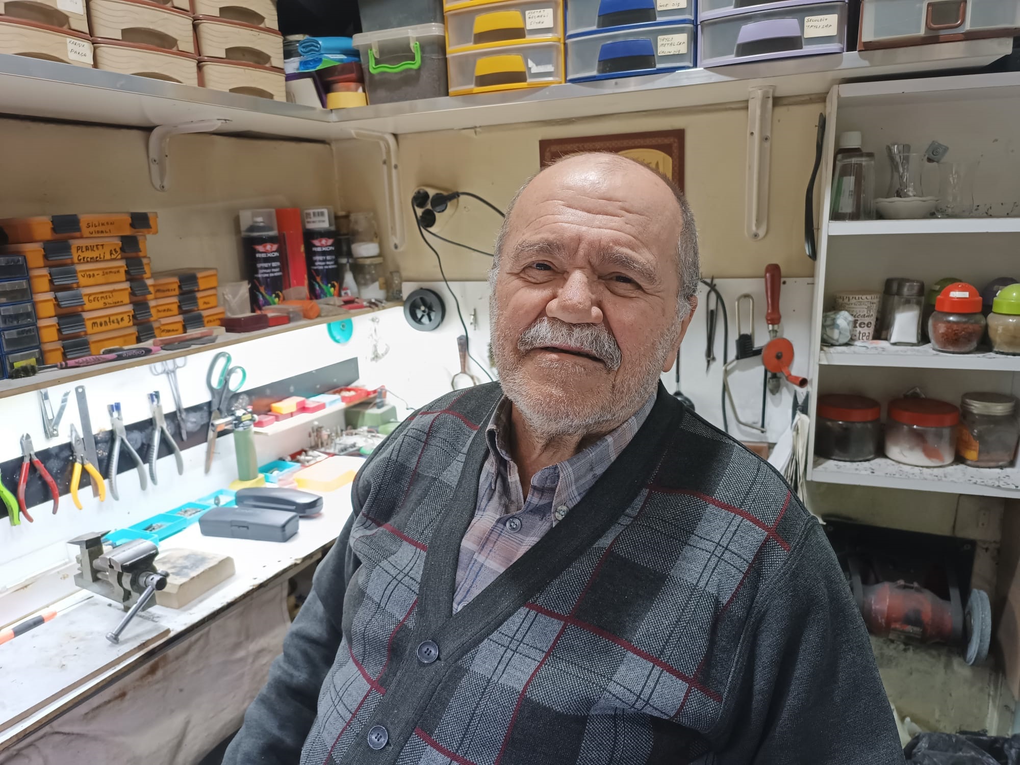 EMEKTAR USTA İŞİNİ SEVEREK YAPIYOR