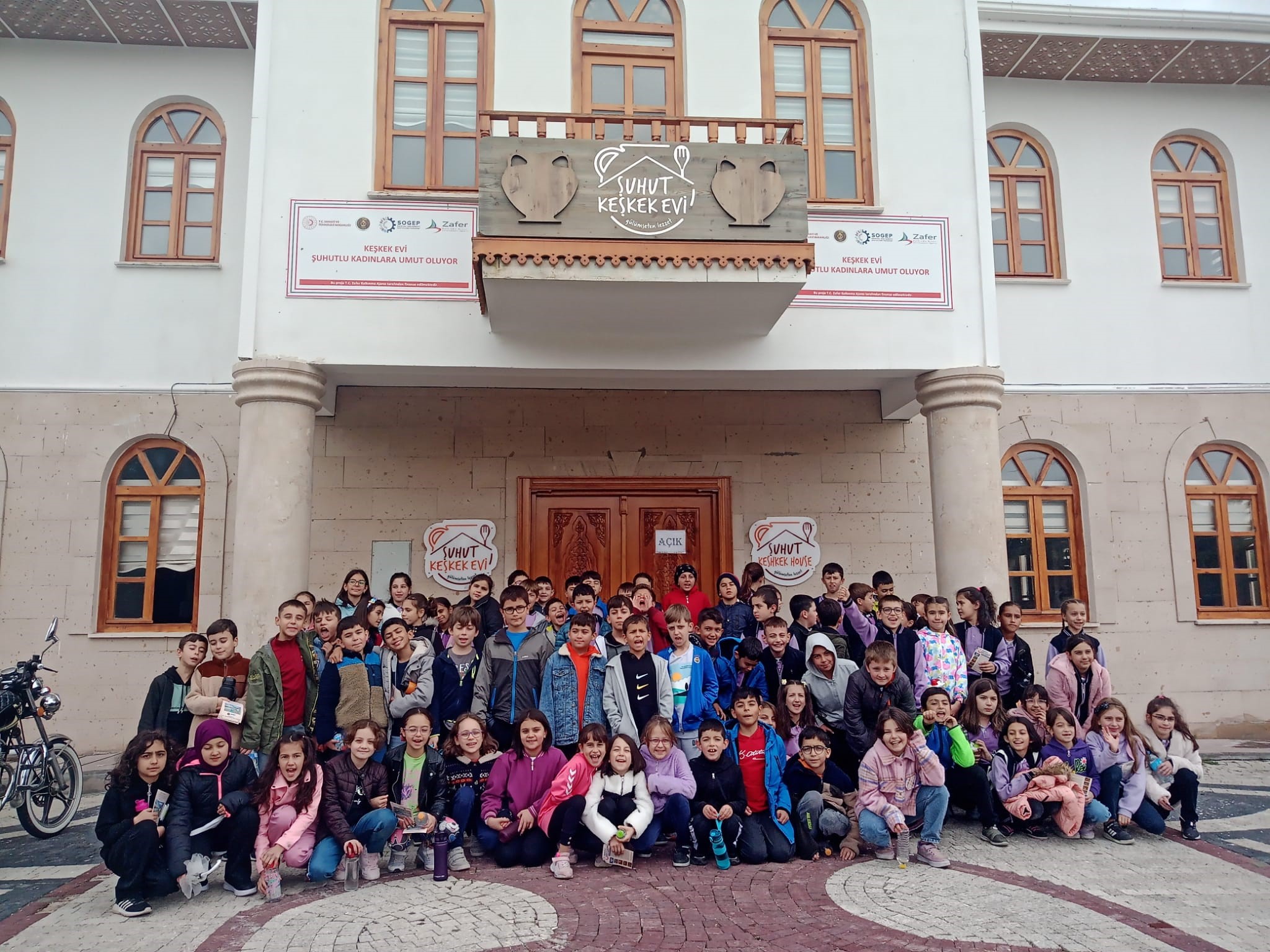 MİNİK ÖĞRENCİLER TARİH KOKAN MEKANLARI GEZDİ