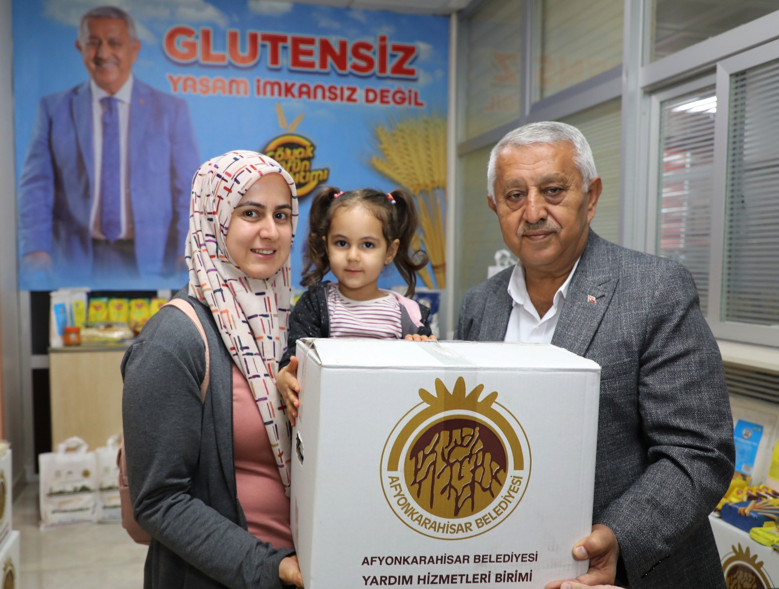 BAŞKAN ZEYBEK VATANDAŞIYLA BİREBİR İLGİLENİYOR