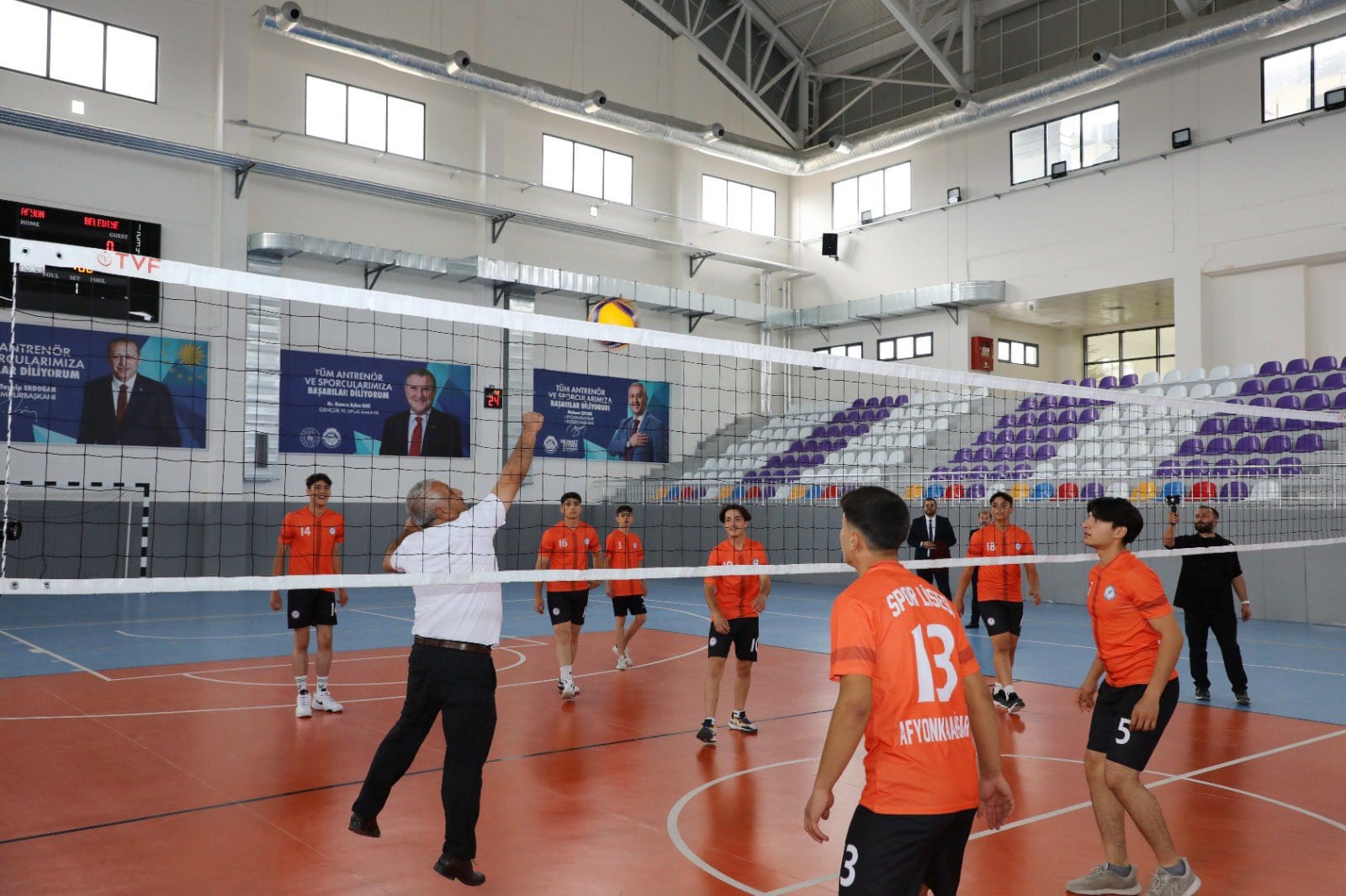 BAŞKAN ZEYBEK VOLEYBOL MAÇINDA PERFORMANSI İLE GENÇLERE TAŞ ÇIKARDI