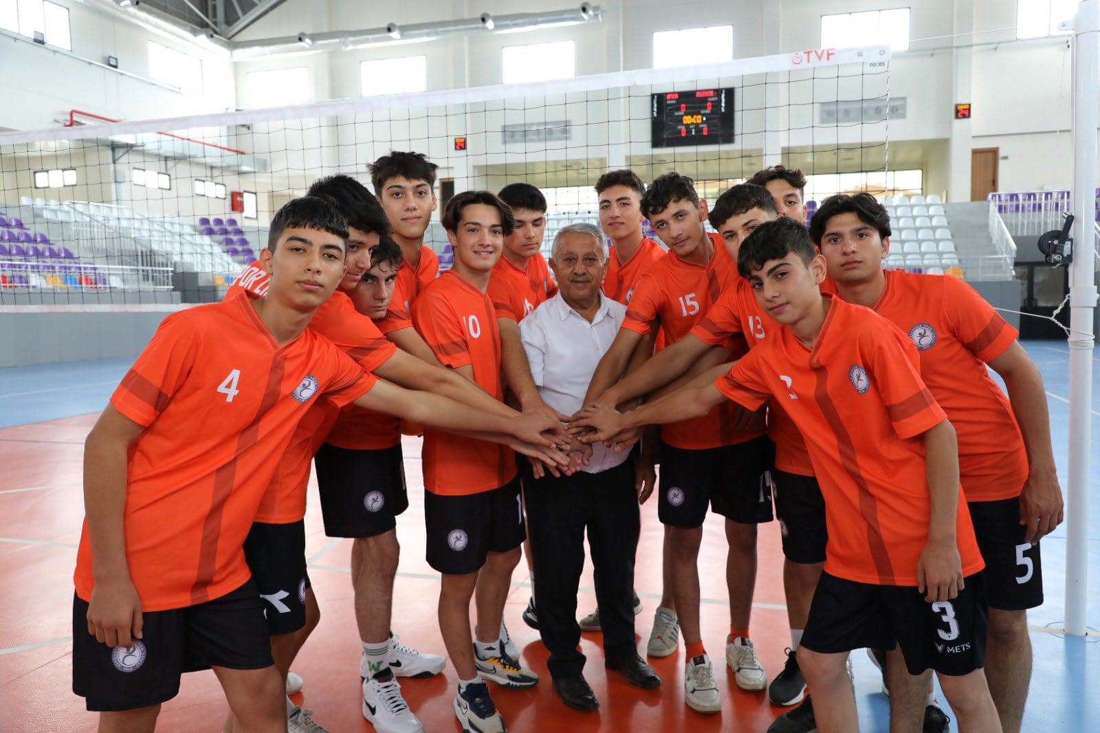 BAŞKAN ZEYBEK VOLEYBOL MAÇINDA PERFORMANSI İLE GENÇLERE TAŞ ÇIKARDI