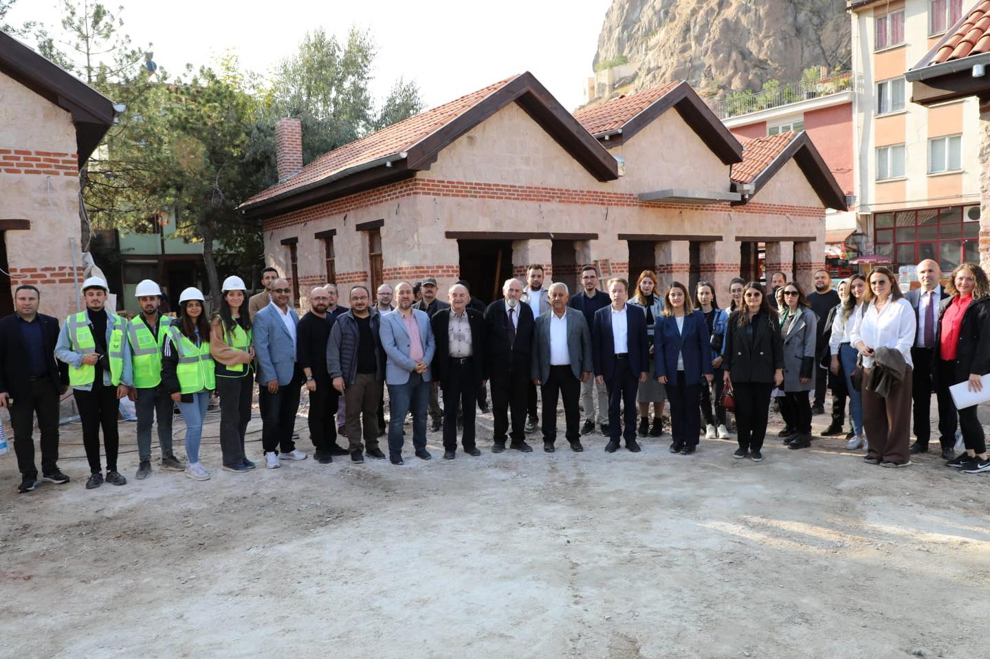 MİMARLAR GÜNÜNDE BAŞKAN ZEYBEKLE AFYON’UN SİMGE YAPILARINI GEZDİLER