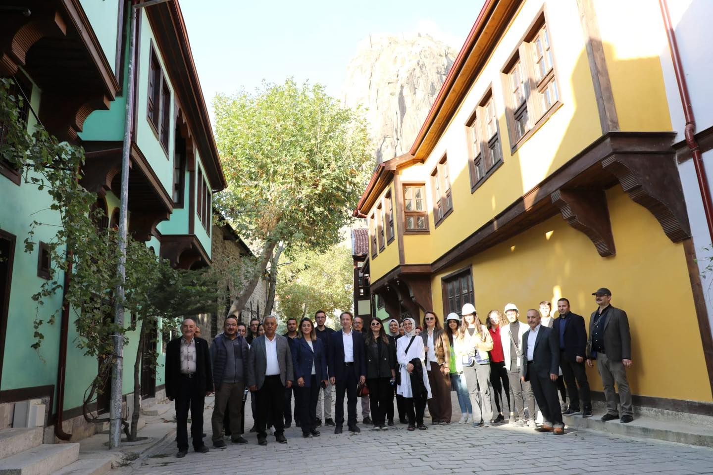 MİMARLAR GÜNÜNDE BAŞKAN ZEYBEKLE AFYON’UN SİMGE YAPILARINI GEZDİLER