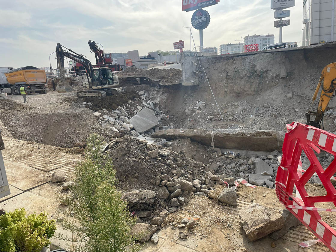ANKARA'DA 11 KATLI BİNANIN AÇIK OTOPARKI ÇÖKTÜ