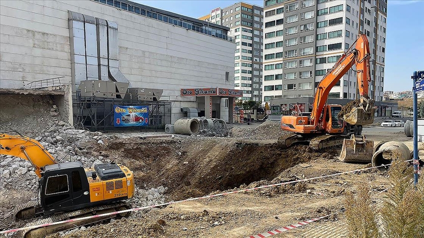 ANKARA'DA 11 KATLI BİNANIN AÇIK OTOPARKI ÇÖKTÜ