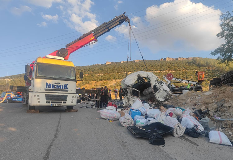FECİ KAZA: 6 ÖLÜ, 16 YARALI