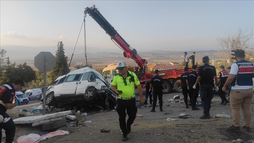 FECİ KAZA: 6 ÖLÜ, 16 YARALI