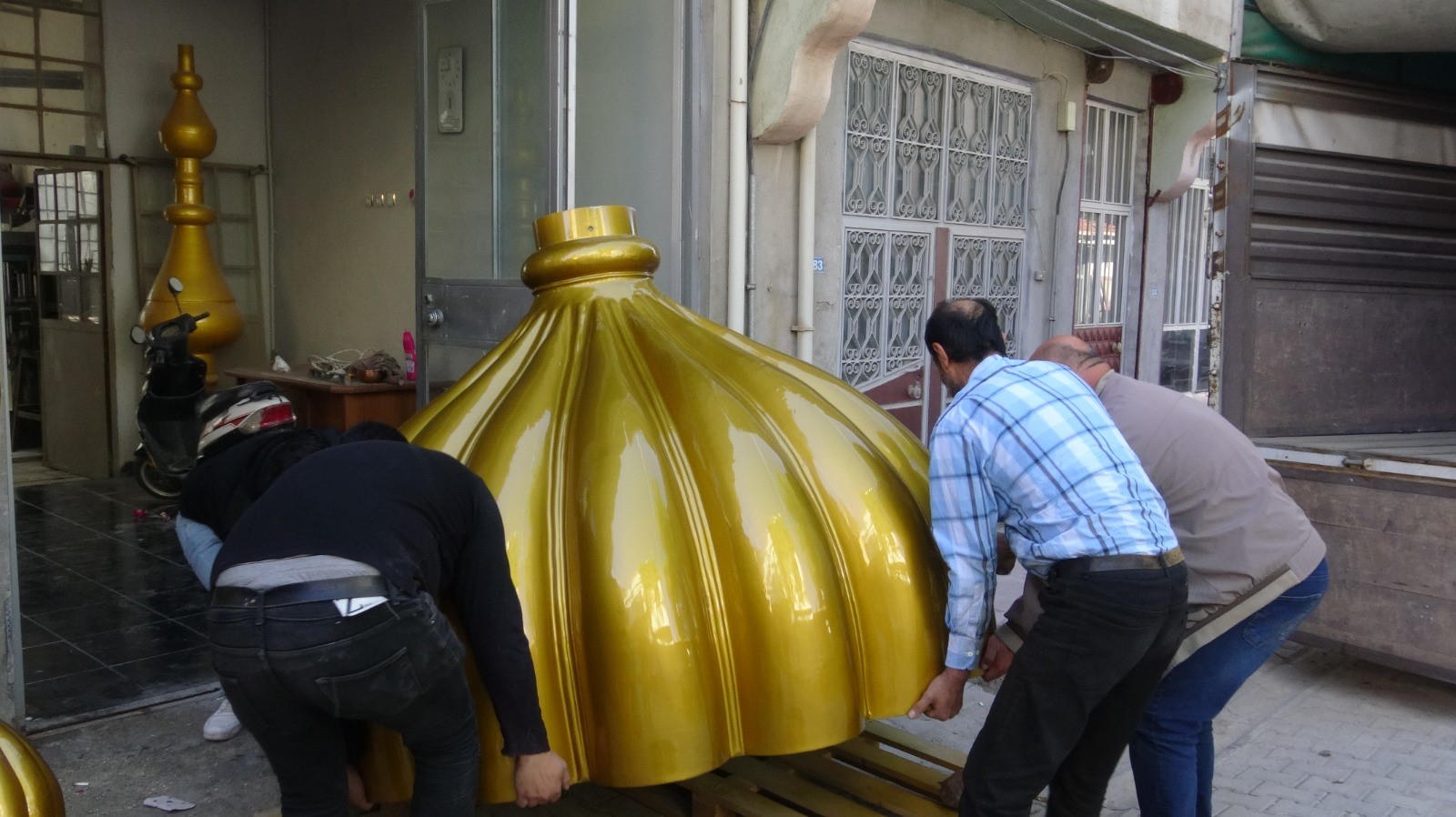 350 KİLOGRAM AĞIRLIĞA SAHİP DEV ALEM GÖRENLERİ HAYRAN BIRAKTI