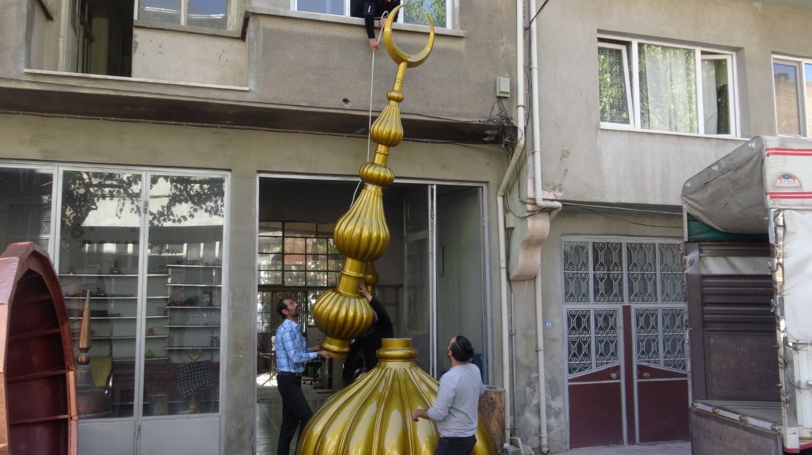 350 KİLOGRAM AĞIRLIĞA SAHİP DEV ALEM GÖRENLERİ HAYRAN BIRAKTI