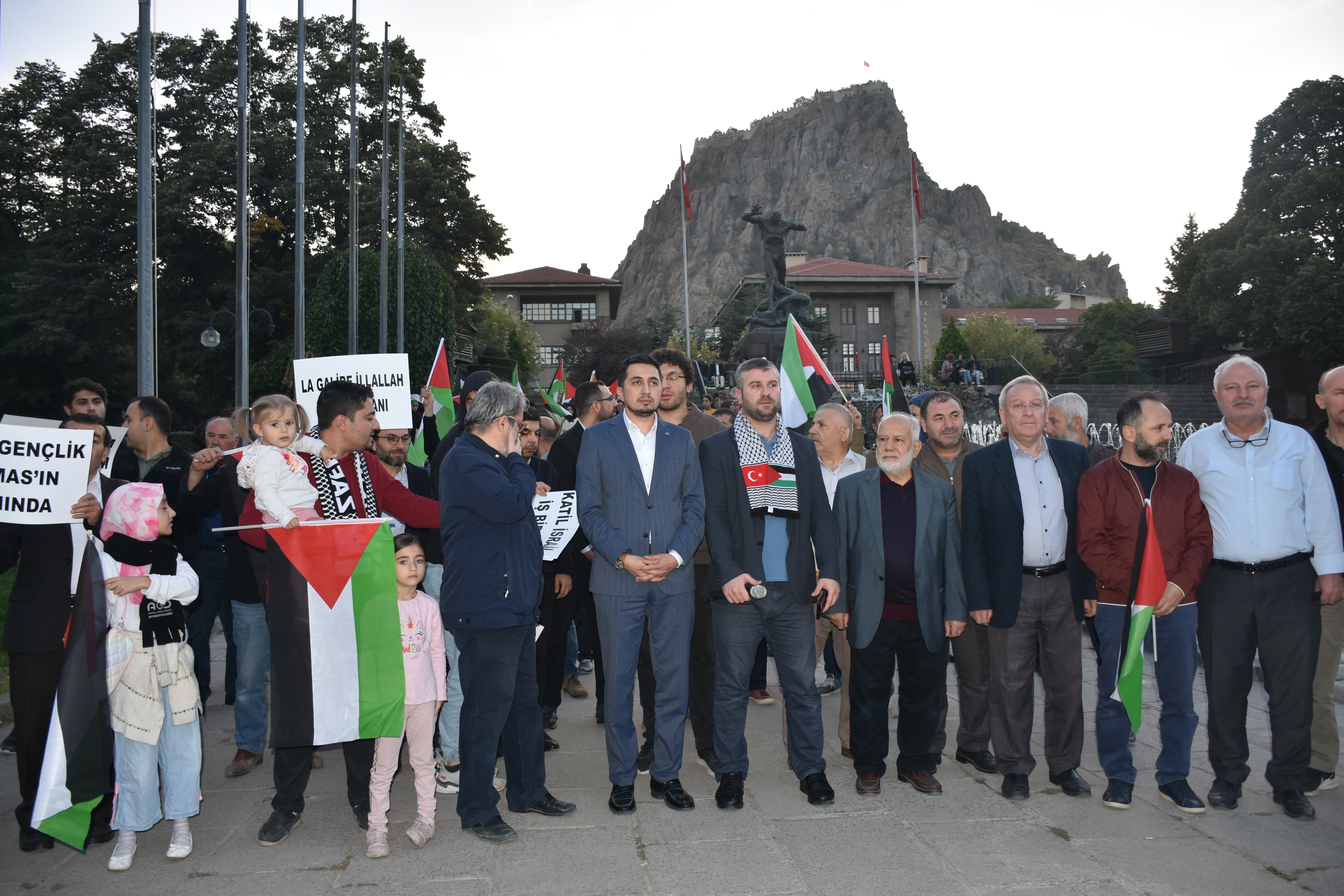 AFYON'DA FİLİSTİNLİLERE DESTEK GÖSTERİSİ YAPILDI