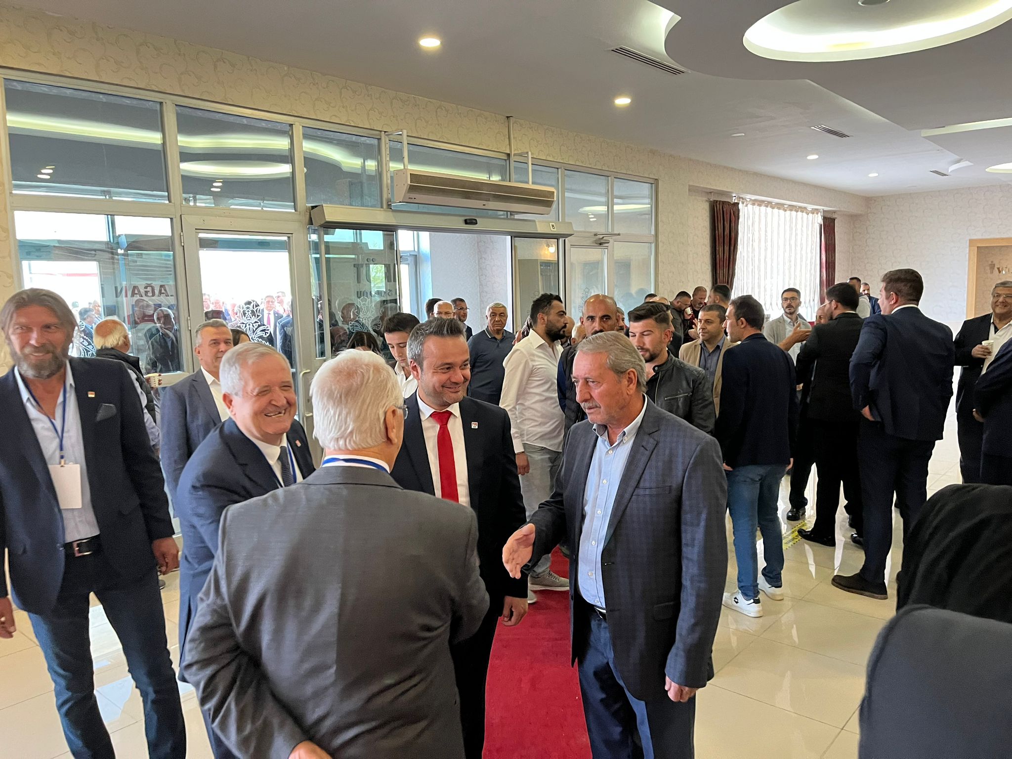 “SALONA İLK GELEN ERHAN OLDU”