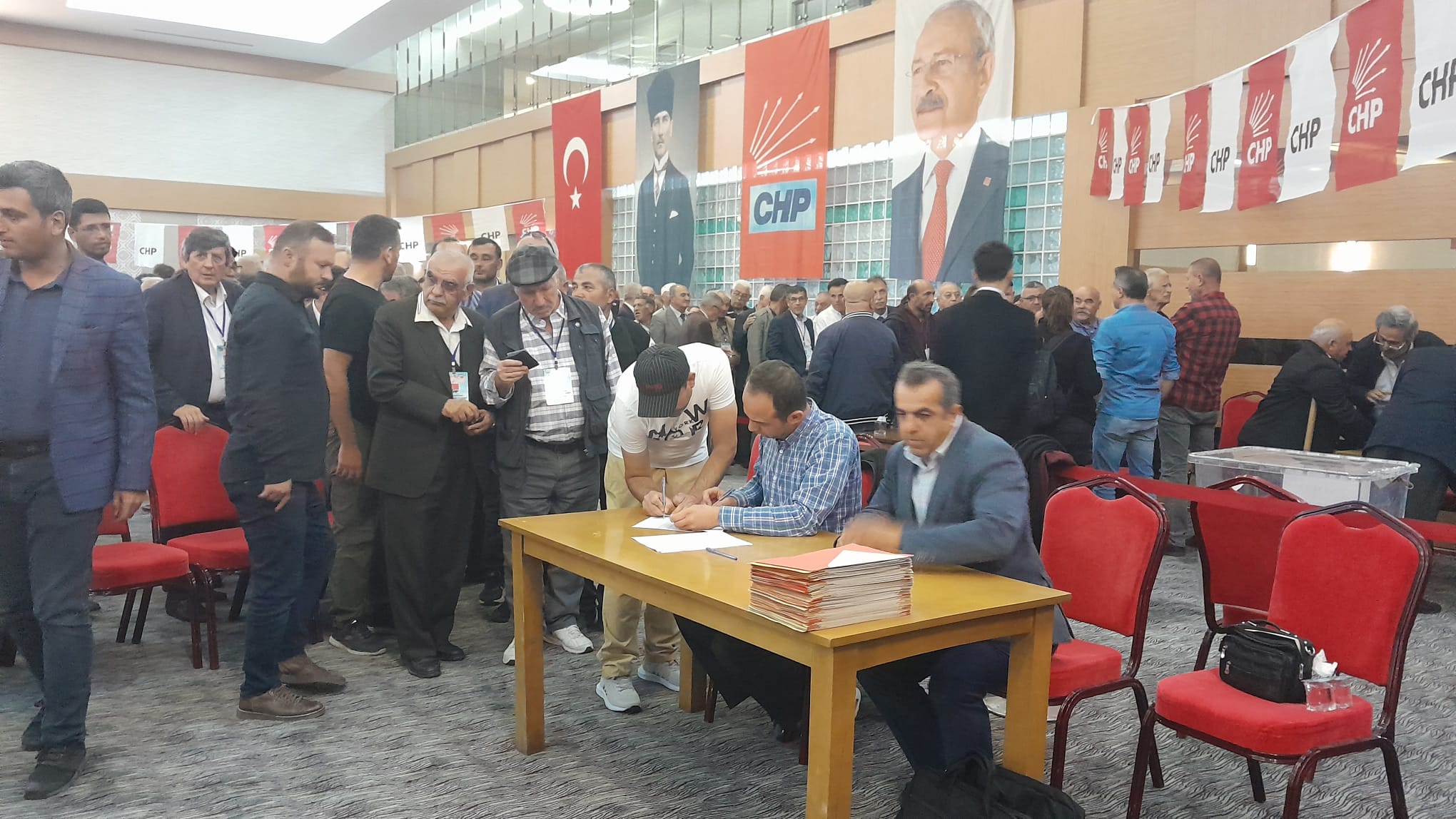 CUMHURİYET HALK PARTİSİNDE OY VERME İŞLEMİ BAŞLADI
