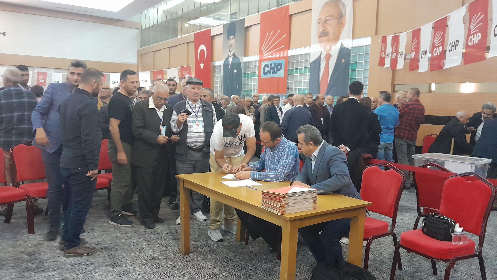 CUMHURİYET HALK PARTİSİNDE OY VERME İŞLEMİ BAŞLADI