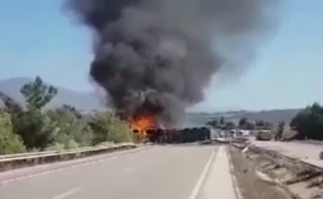 SÜT TAŞIYAN TIR DEVRİLDİ