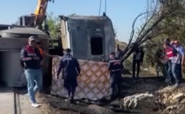 SÜT TAŞIYAN TIR DEVRİLDİ