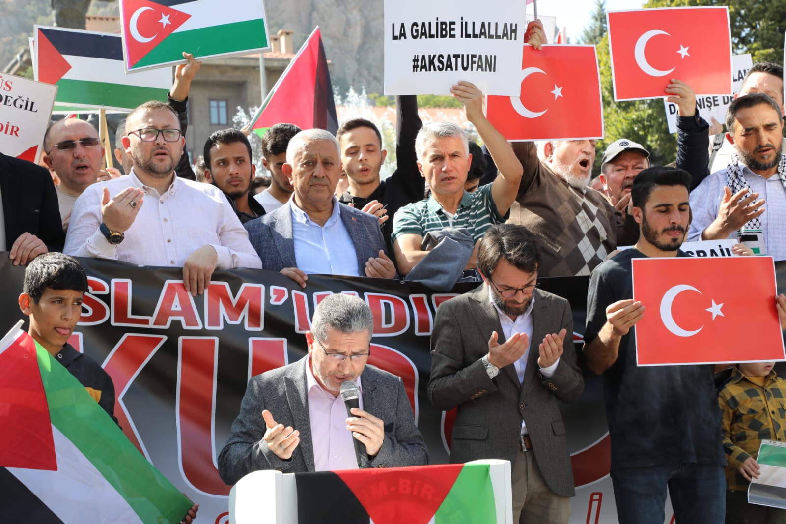 FİLİSTİNLİLER İÇİN YÜRÜDÜLER