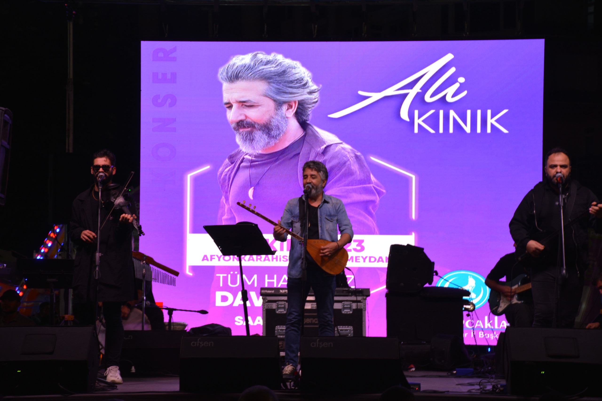 ALİ KINIK SEVENLERİNE UNUTULMAZ BİR GECE YAŞATTI