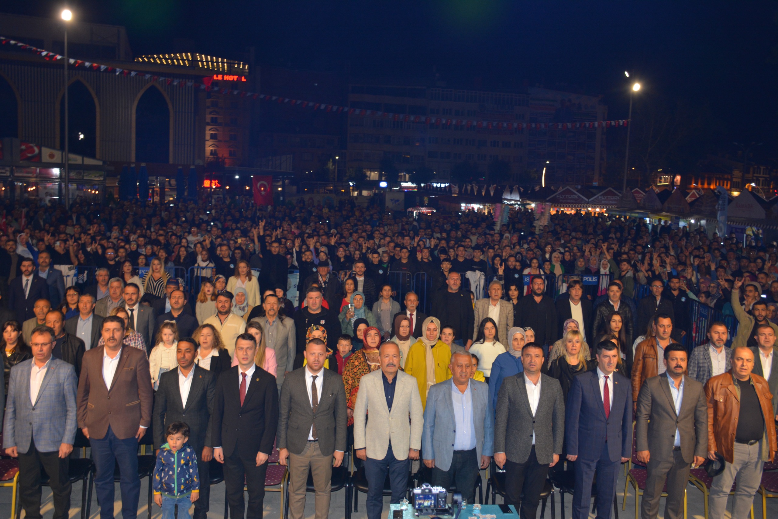 ALİ KINIK SEVENLERİNE UNUTULMAZ BİR GECE YAŞATTI