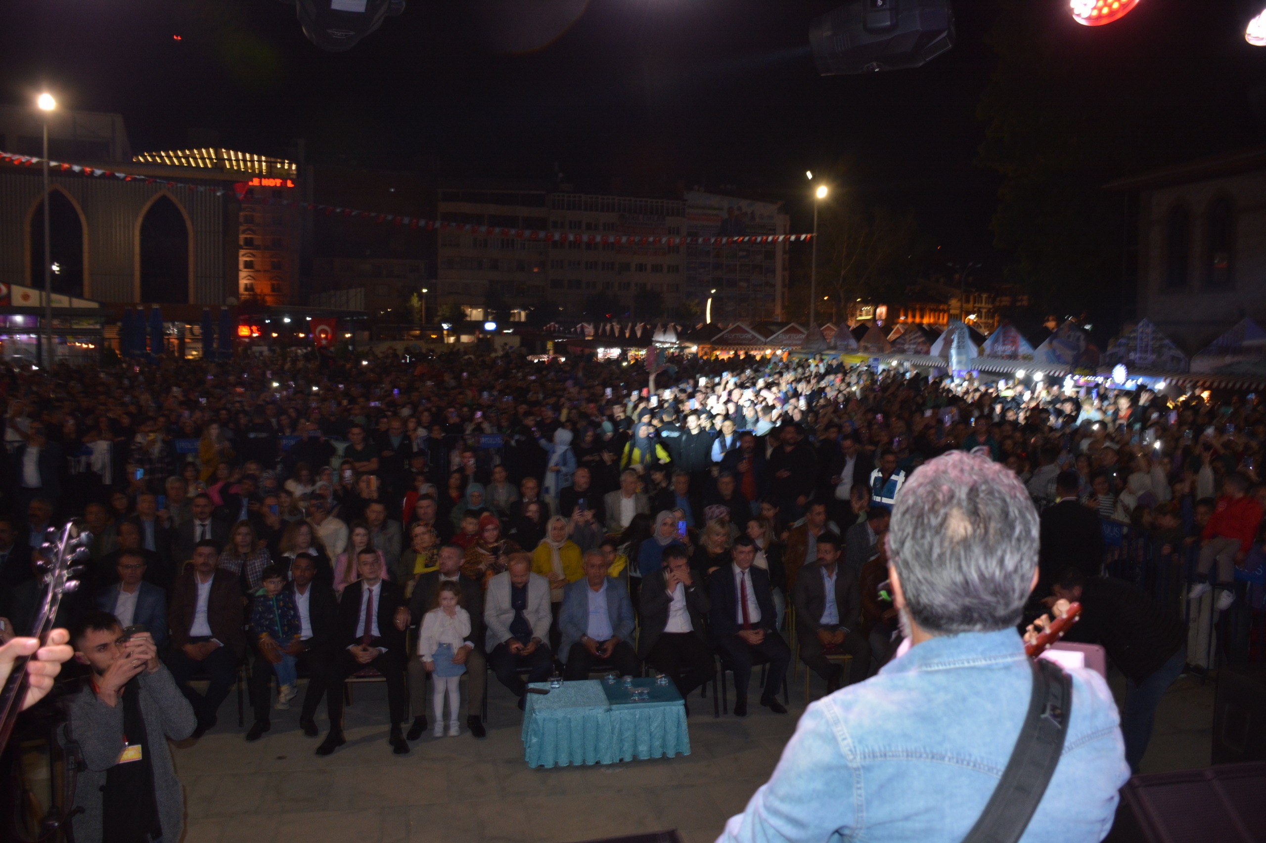 ALİ KINIK SEVENLERİNE UNUTULMAZ BİR GECE YAŞATTI