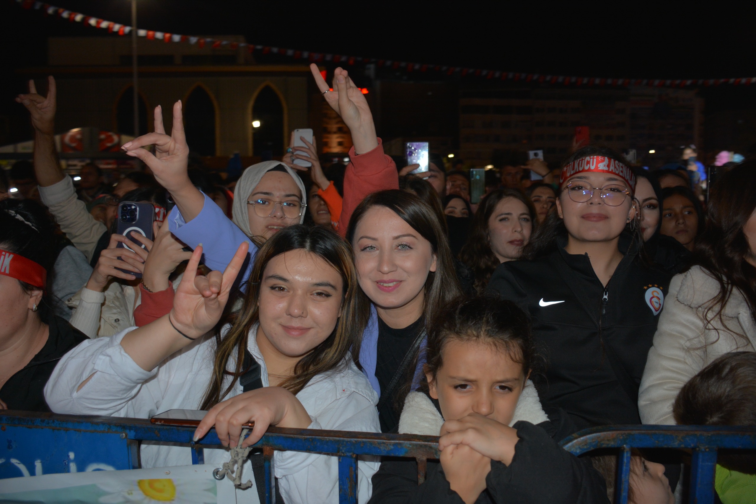 ALİ KINIK SEVENLERİNE UNUTULMAZ BİR GECE YAŞATTI